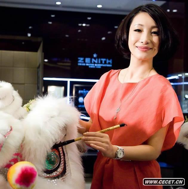 秦海璐身著(zhù)華服亮相