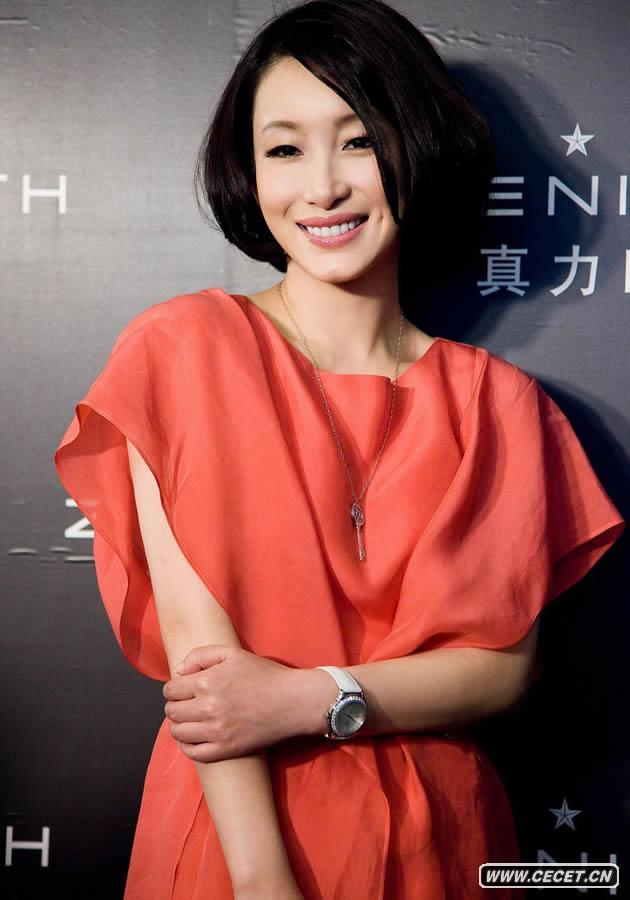 秦海璐身著(zhù)華服亮相