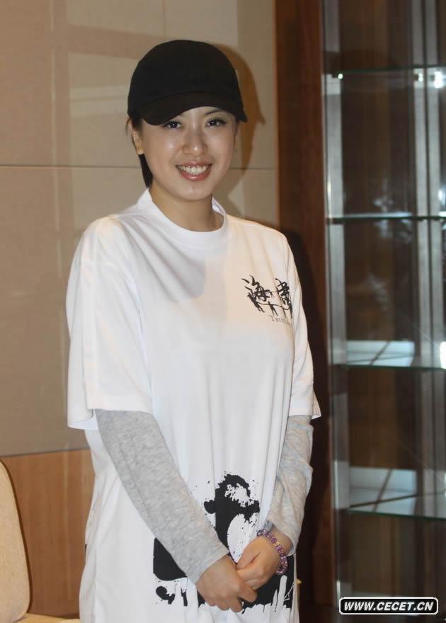 趙銘休閑裝顯豐滿(mǎn)身材