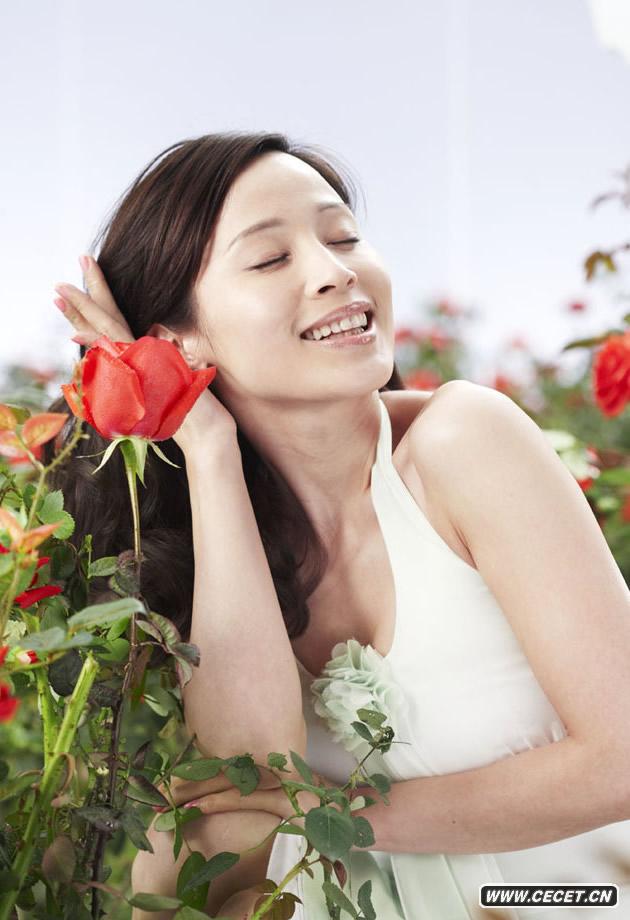 石小群為護膚品拍攝廣告