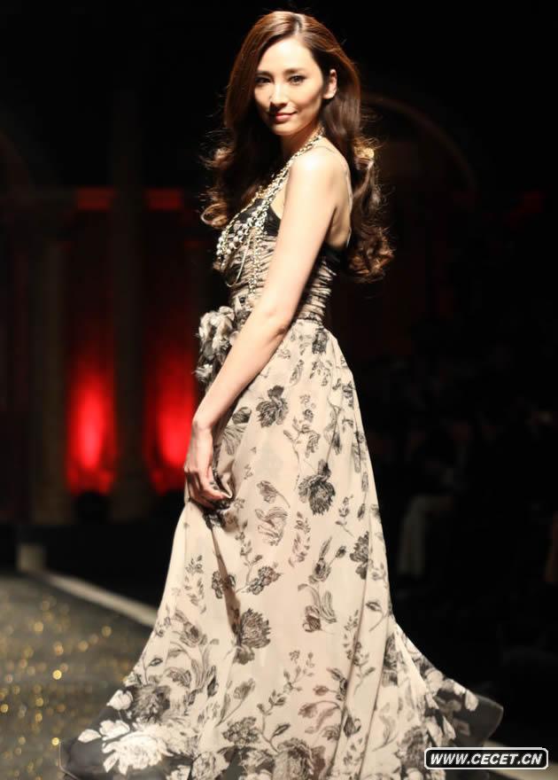 吳佩慈美艷長(cháng)裙秀玉腿