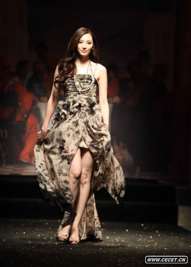 吳佩慈美艷長(cháng)裙秀玉腿