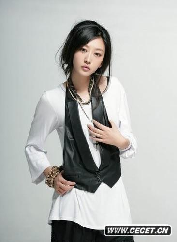 唐一菲秀妖嬈曲線(xiàn)