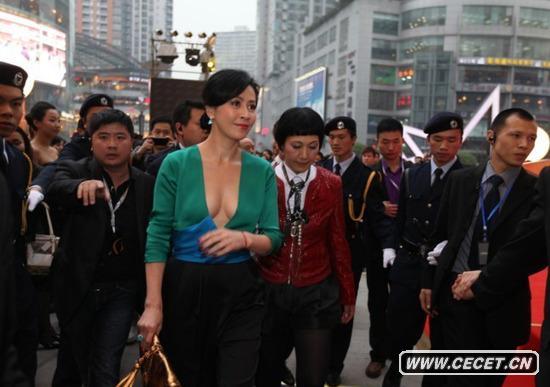 劉嘉玲胸口露深溝性感十足