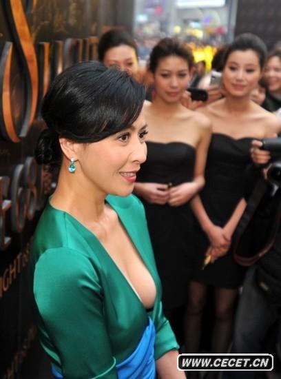 劉嘉玲胸口露深溝性感十足