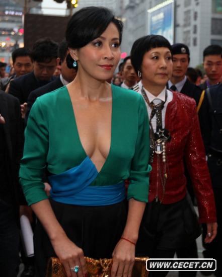 劉嘉玲胸口露深溝性感十足