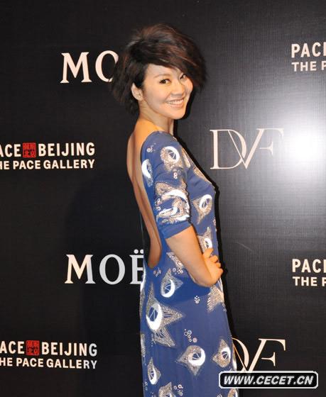 閆妮露美背顯東方典雅