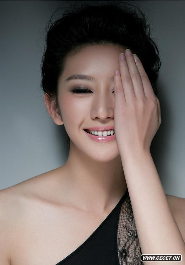 唐一菲黑裙展完美曲線(xiàn)