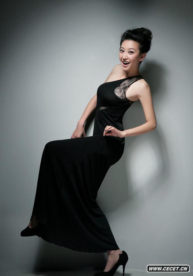 唐一菲黑裙展完美曲線(xiàn)
