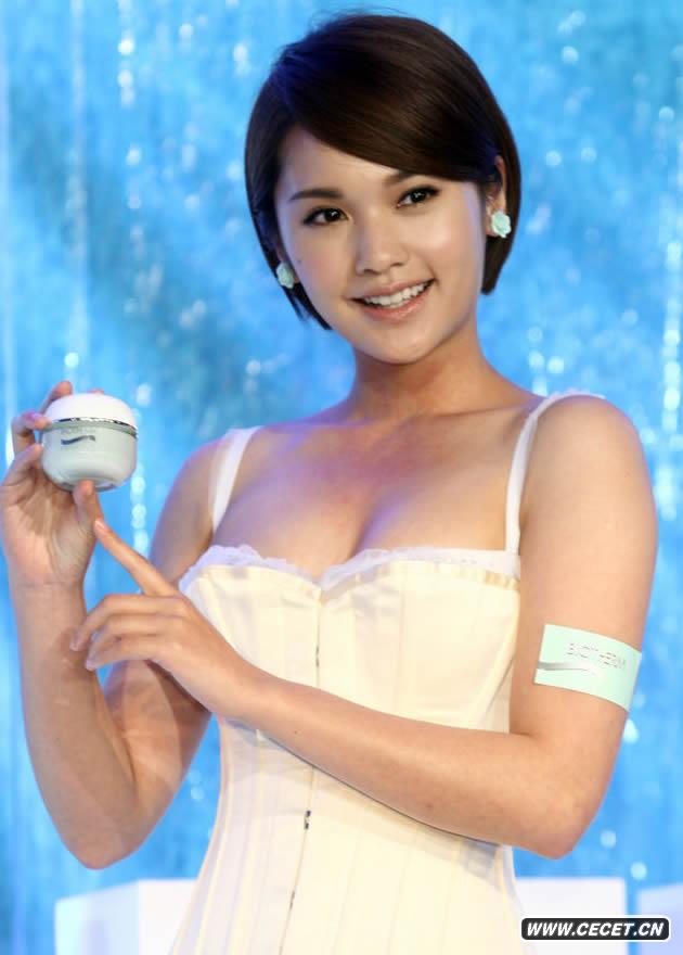 楊丞琳低胸小禮服現身