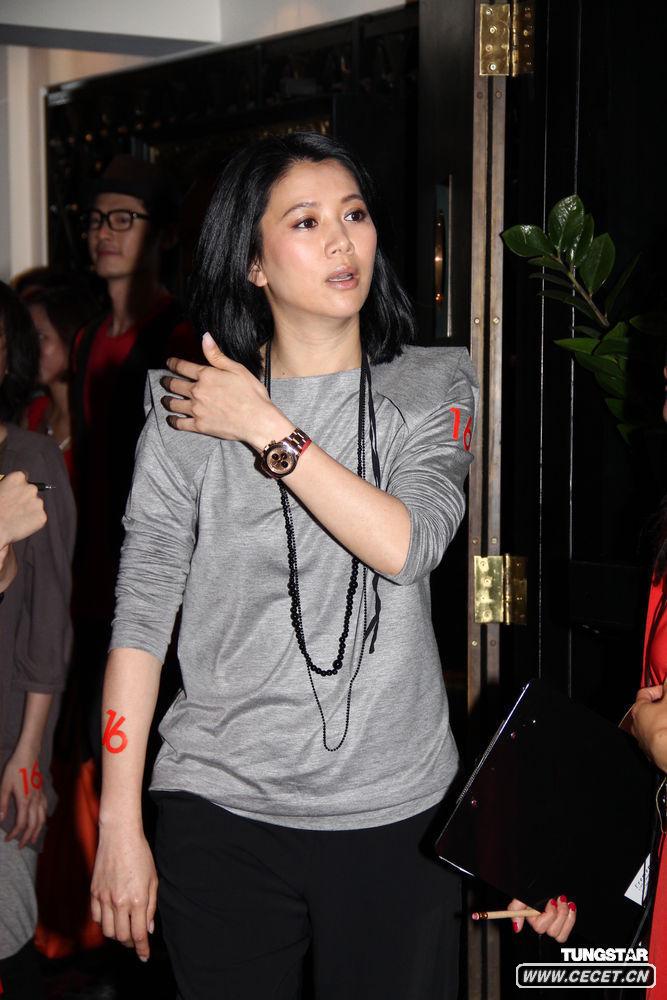 袁詠儀大顯辣媽風(fēng)采