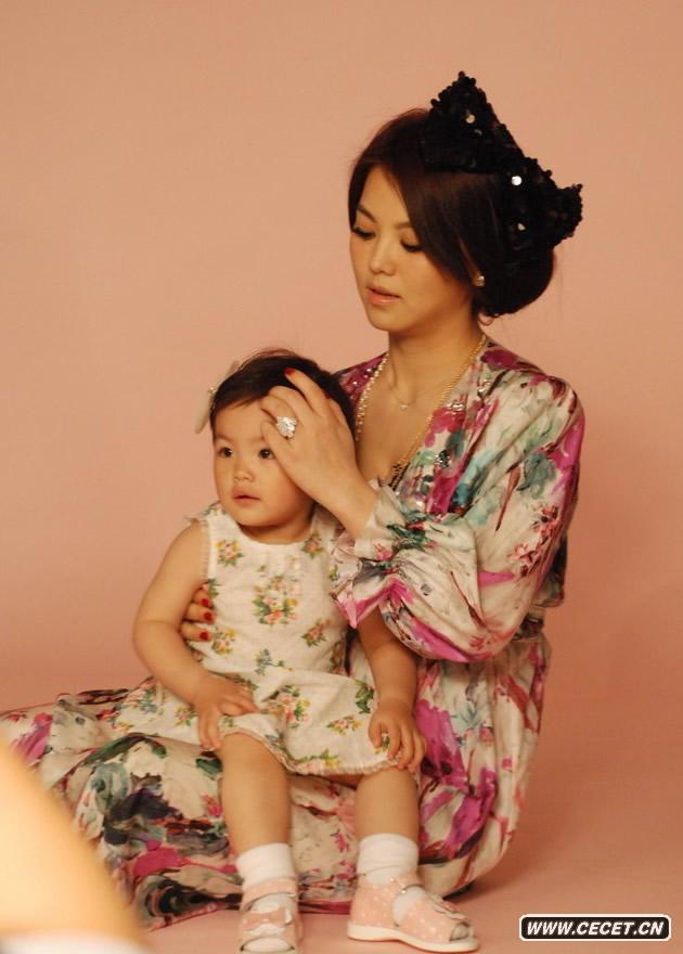 辣媽李湘攜愛(ài)女拍寫(xiě)真