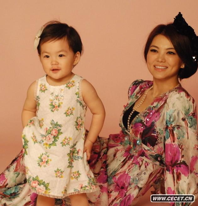 辣媽李湘攜愛(ài)女拍寫(xiě)真