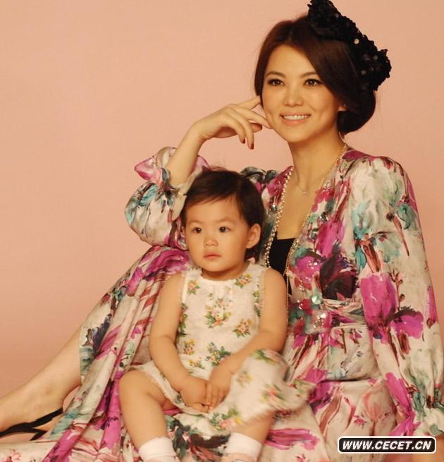 辣媽李湘攜愛(ài)女拍寫(xiě)真