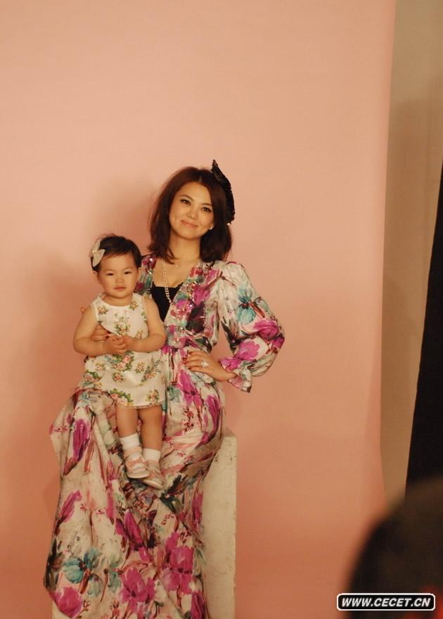 辣媽李湘攜愛(ài)女拍寫(xiě)真