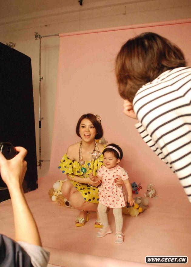 辣媽李湘攜愛(ài)女拍寫(xiě)真