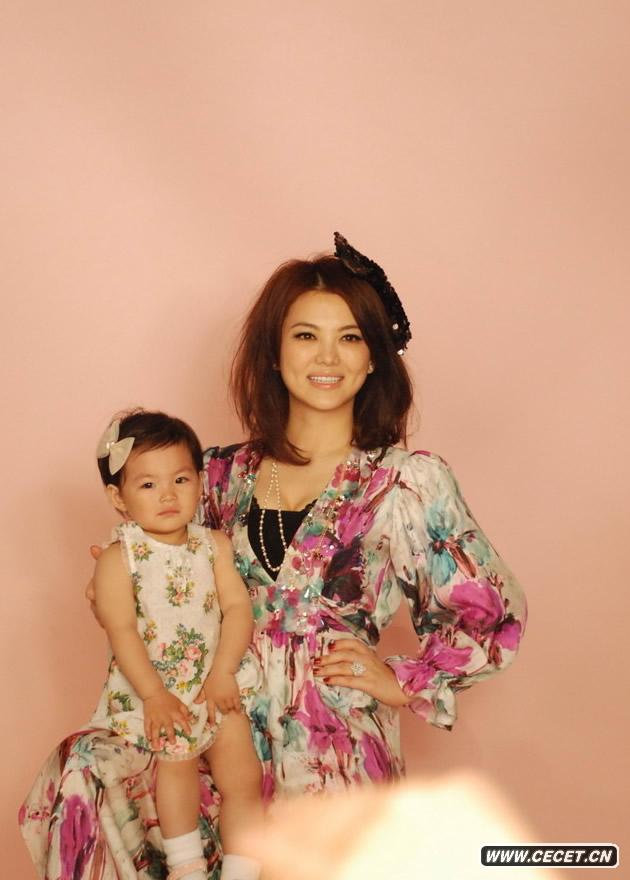 辣媽李湘攜愛(ài)女拍寫(xiě)真