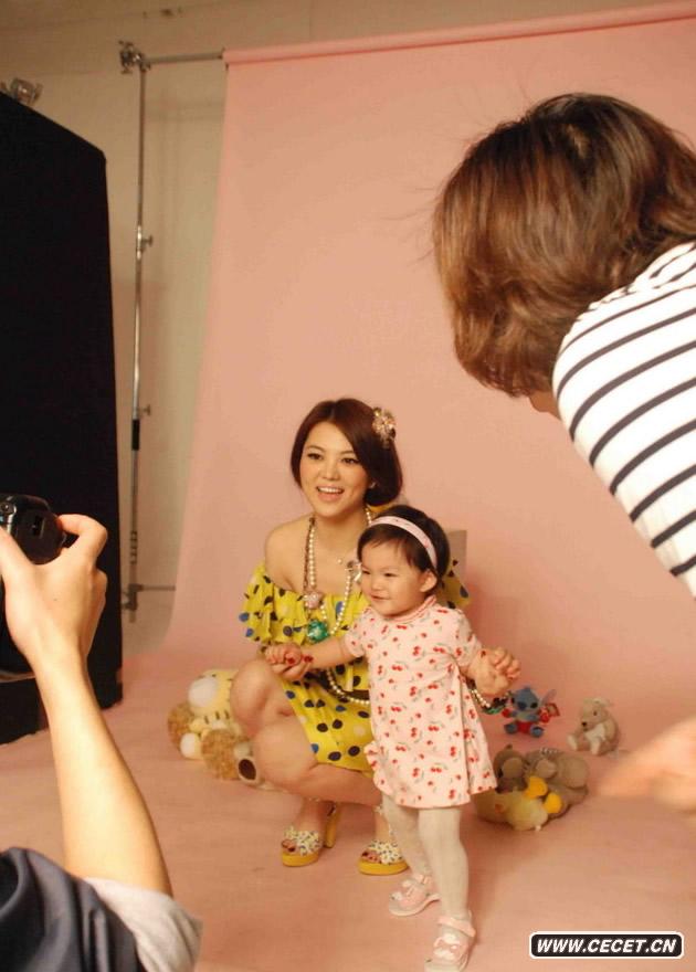 辣媽李湘攜愛(ài)女拍寫(xiě)真