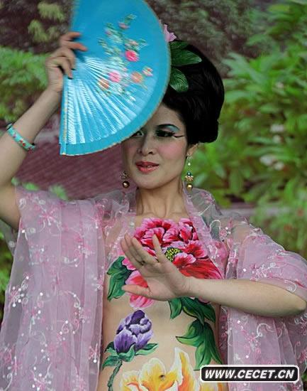 優(yōu)美火辣的人體秀吸引眾多游客和攝影愛(ài)好者