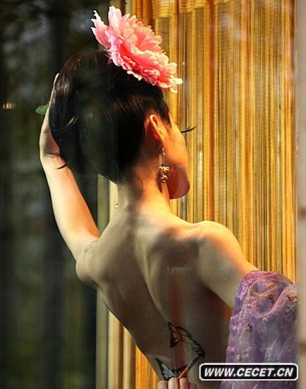 優(yōu)美火辣的人體秀吸引眾多游客和攝影愛(ài)好者