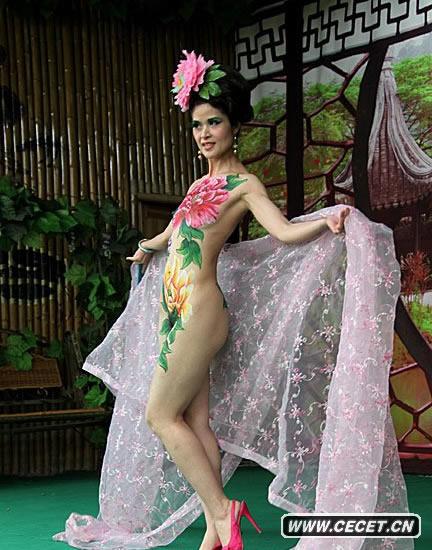 優(yōu)美火辣的人體秀吸引眾多游客和攝影愛(ài)好者