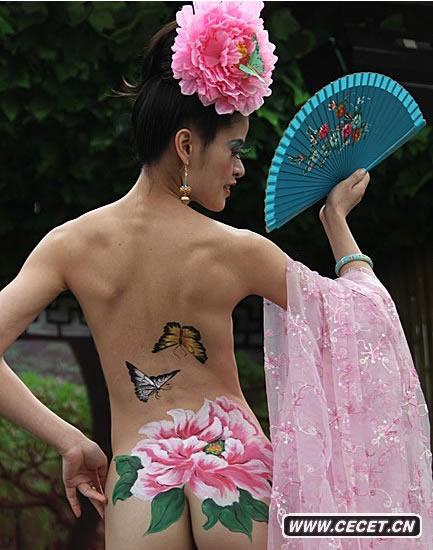 優(yōu)美火辣的人體秀吸引眾多游客和攝影愛(ài)好者