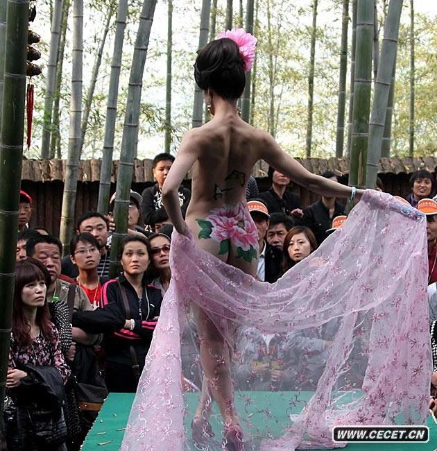 優(yōu)美火辣的人體秀吸引眾多游客和攝影愛(ài)好者