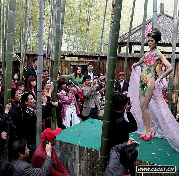 優(yōu)美火辣的人體秀吸引眾多游客和攝影愛(ài)好者