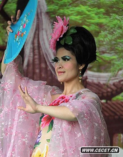 優(yōu)美火辣的人體秀吸引眾多游客和攝影愛(ài)好者