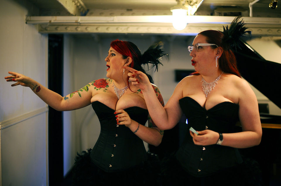 426Ӣ2011﹝(Burlesque)_(ki)Ļʽǰ݆Tں_ʂһһȵ﹝ˁ(li)صı