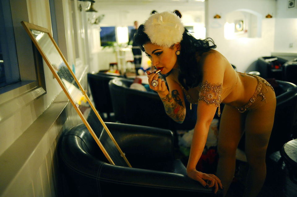 426Ӣ2011﹝(Burlesque)_(ki)Ļʽǰ݆Tں_ʂһһȵ﹝ˁ(li)صı