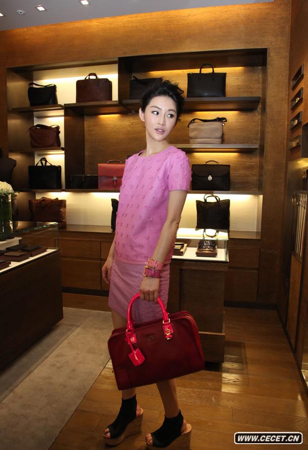 IT GIRLȼĳ߶ˇHr(sh)ƷڱµĻxʽһɫbȼ(yu)cr(sh)ںһ@(zh)ԼĂ(g)