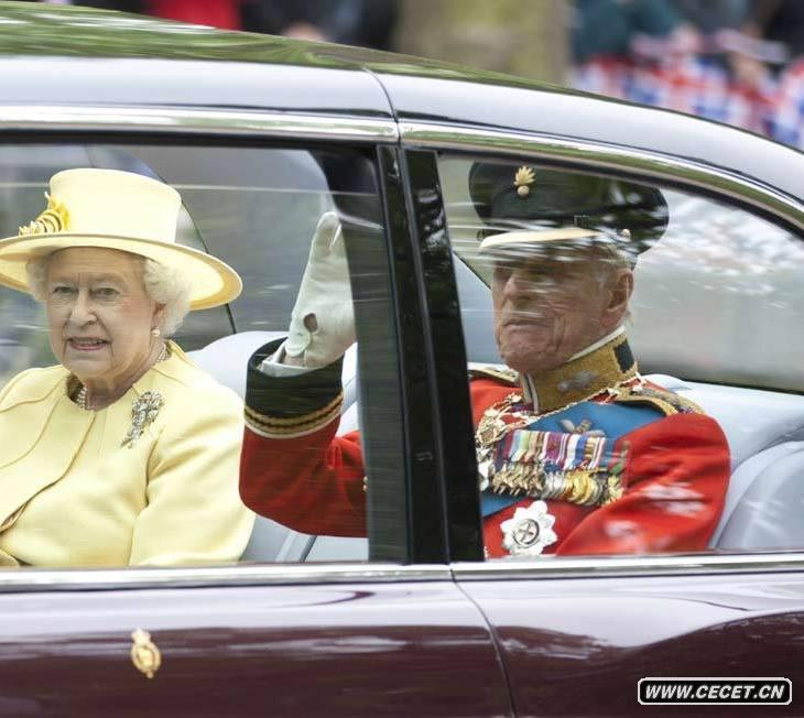 429Ӣ׶ӢŮɯ׶ɷH܇(ch)ǰ˹˹ؽ