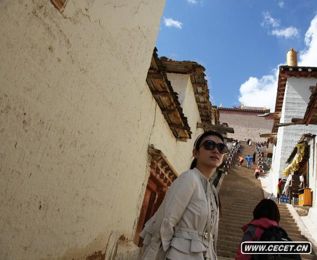 黃奕因為近期正在拍攝杜琪峰的新片來(lái)到香格里拉