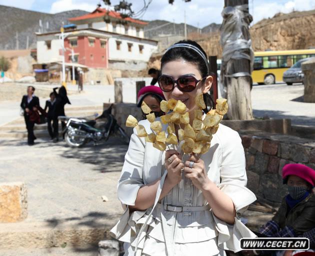 黃奕因為近期正在拍攝杜琪峰的新片來(lái)到香格里拉