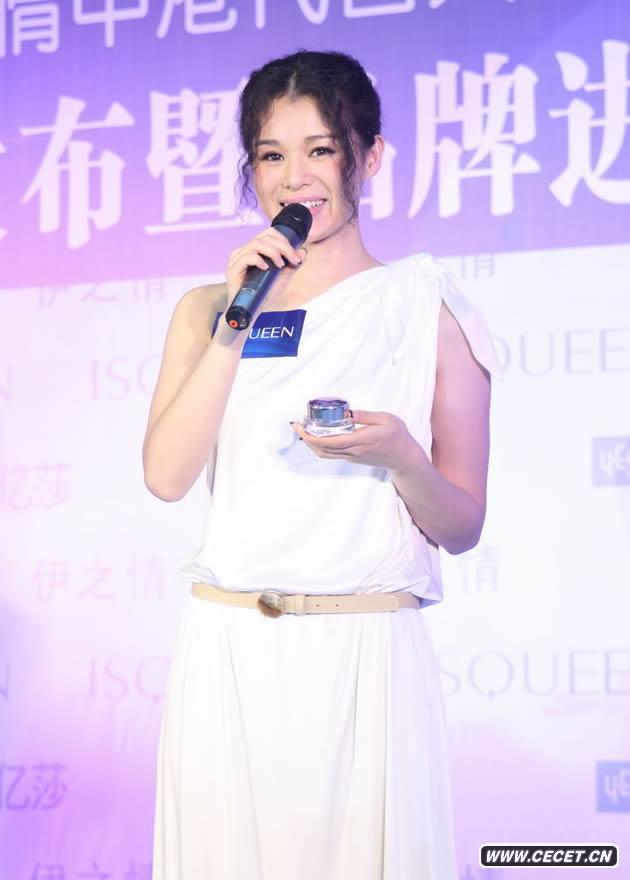 鮮少在內地露面的港星胡杏兒特別為某女性產(chǎn)品造勢站臺現身北京某商廈