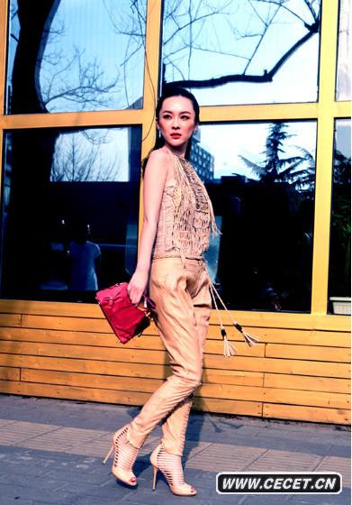 女星霍思燕近日走上北京街頭為《大周末hotspot》雜志拍攝封面