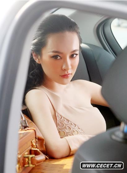 女星霍思燕近日走上北京街頭為《大周末hotspot》雜志拍攝封面