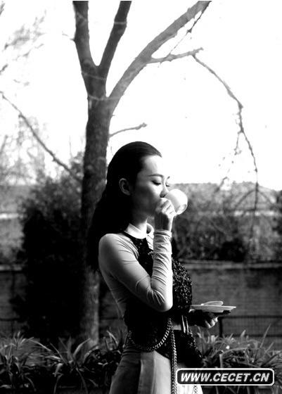 女星霍思燕近日走上北京街頭為《大周末hotspot》雜志拍攝封面