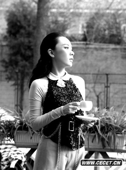 女星霍思燕近日走上北京街頭為《大周末hotspot》雜志拍攝封面