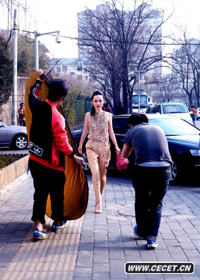 女星霍思燕近日走上北京街頭為《大周末hotspot》雜志拍攝封面