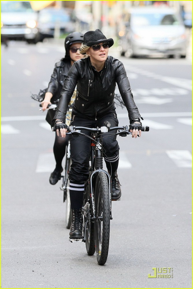 麥當娜(Madonna)被目擊在紐約和好友一起騎自行車(chē)