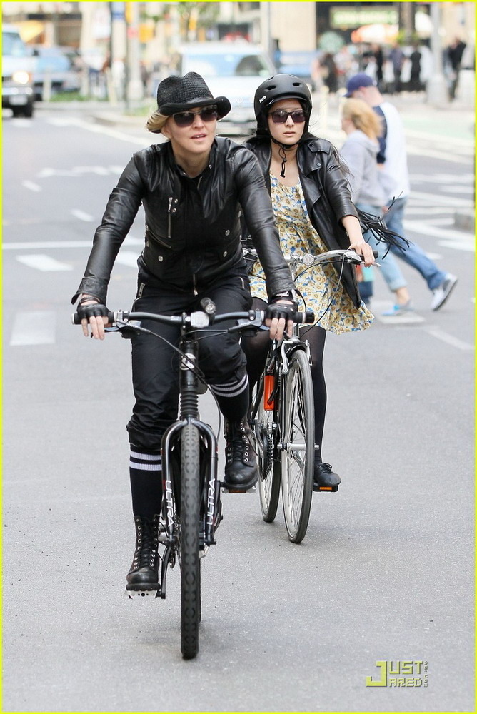 麥當娜(Madonna)被目擊在紐約和好友一起騎自行車(chē)