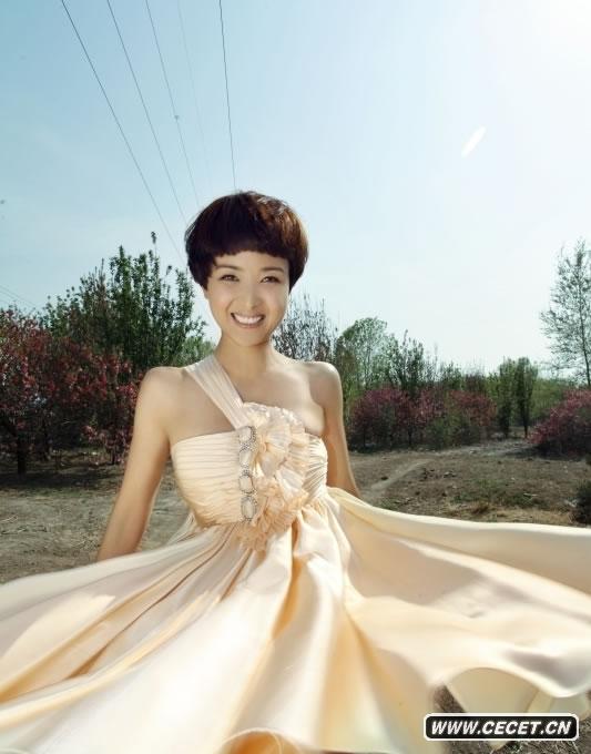 黃曼短發(fā)寫(xiě)真秀時(shí)尚 引領(lǐng)今夏裸色潮流