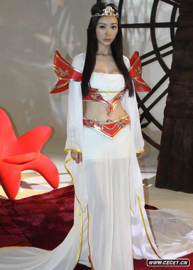 鞏新亮(MIUMIU)現身北京為為某網(wǎng)絡(luò )游戲主題曲拍攝MV