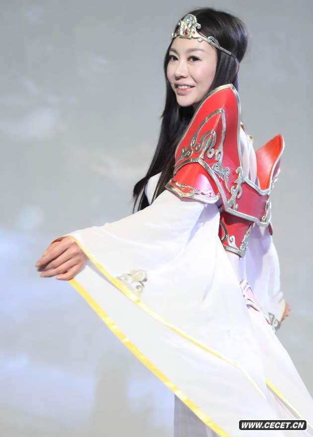 鞏新亮(MIUMIU)現身北京為為某網(wǎng)絡(luò )游戲主題曲拍攝MV