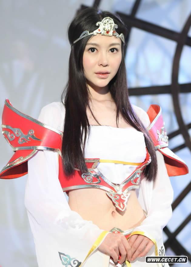 鞏新亮(MIUMIU)現身北京為為某網(wǎng)絡(luò )游戲主題曲拍攝MV