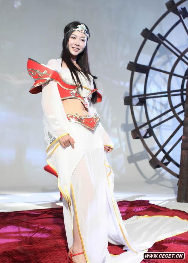 鞏新亮(MIUMIU)現身北京為為某網(wǎng)絡(luò )游戲主題曲拍攝MV