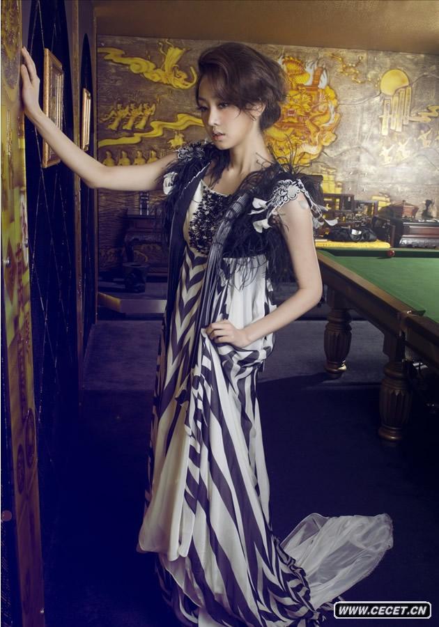 青年演員劉洋為某雜志拍攝一組時(shí)尚大片