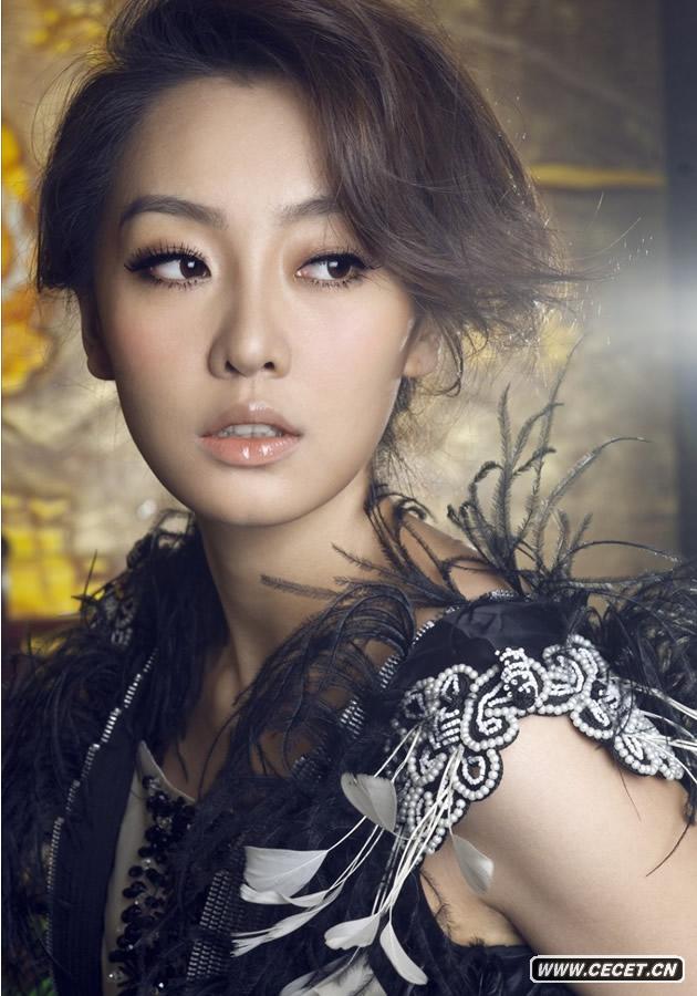 青年演員劉洋為某雜志拍攝一組時(shí)尚大片